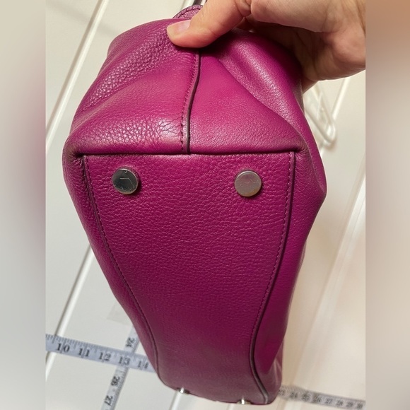 MICHAEL KORS RAVEN LARGE LEATHER SHOULDER BAG IN BERRY - Picture 3 of 13